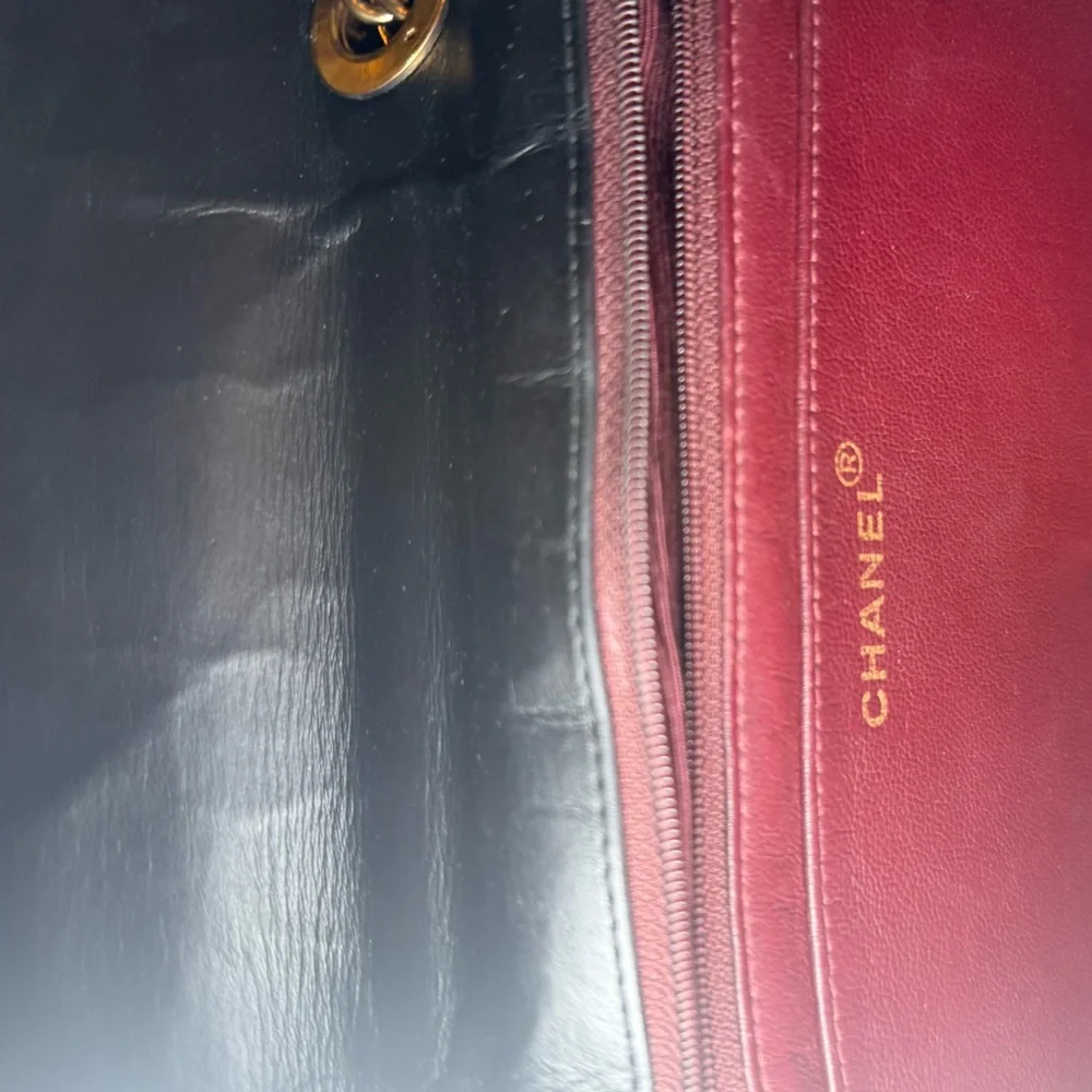 Classic Chanel vintage black quilted leather shoulder bag 24K gold CC turnlock - Picture 9 of 12